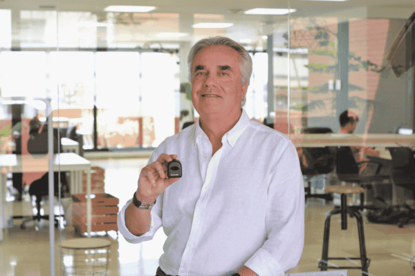 Pedro Luis Navarro, CEO de Igluco Tech, con el dispositivo GLUCUBE en las oficinas de Sevilla