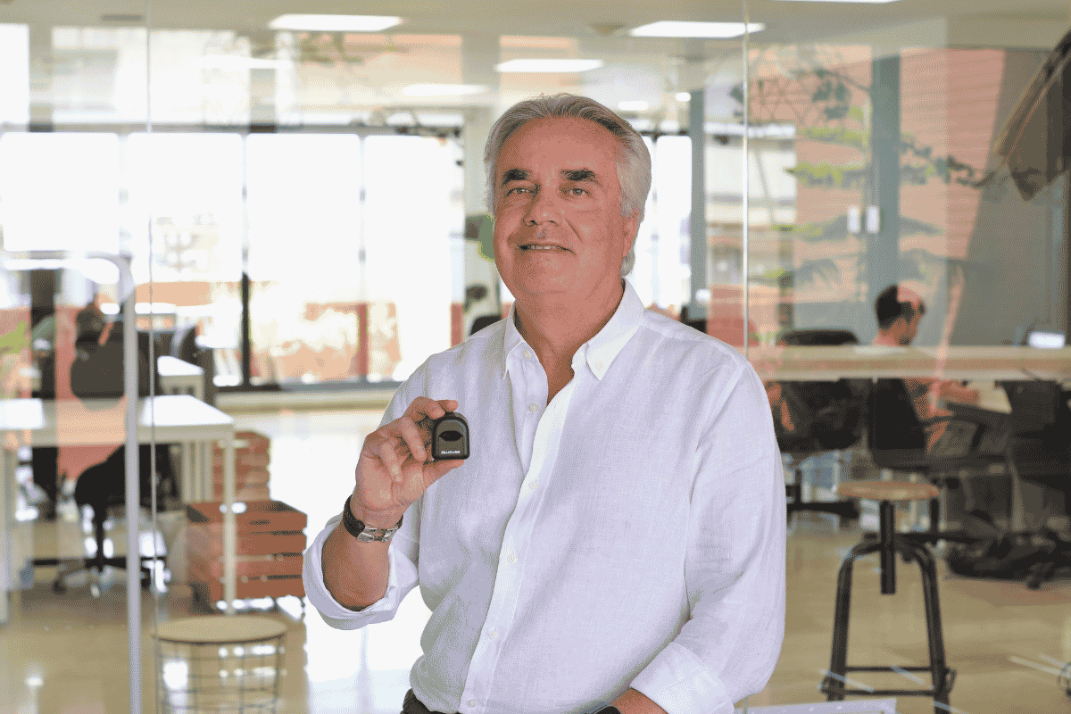Pedro Luis Navarro, CEO de Igluco Tech, con el dispositivo GLUCUBE en las oficinas de Sevilla