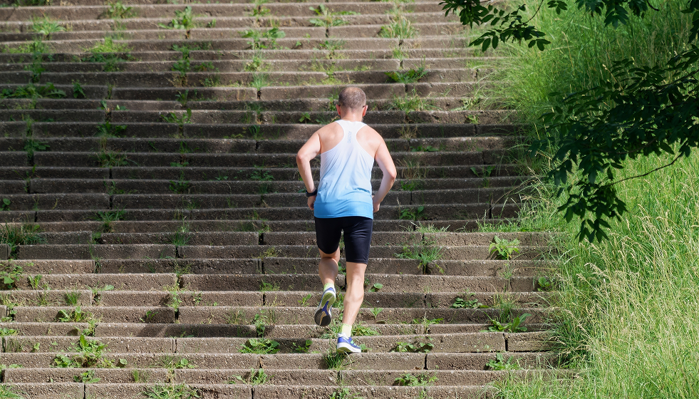 Hombre corriendo en unas escaleras. Resistencia deportiva y su relación con la glucosa