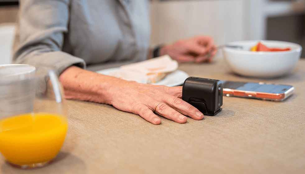 Mujer desayunando. Mujer desayunando de forma tranquila por la mañana.